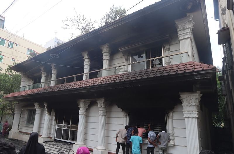 কুমিল্লা সিটি করপোরেশনের সাবেক কাউন্সিলর শাহ আলম খানের নিজ বাড়িতে গতকাল রাতে হামলা, ভাঙচুর ও অগ্নিসংযোগ চালায় হামলাকারীরা। আজ তোলা